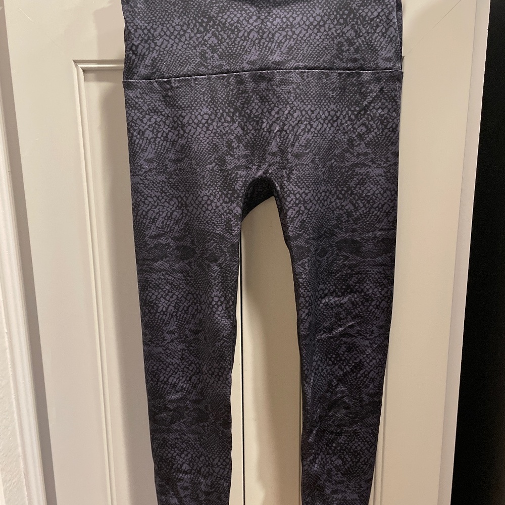 K deer snakeskin capri leggings size medium